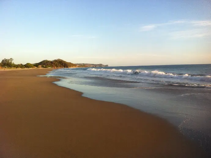 sea waves crashing on shore during daytime